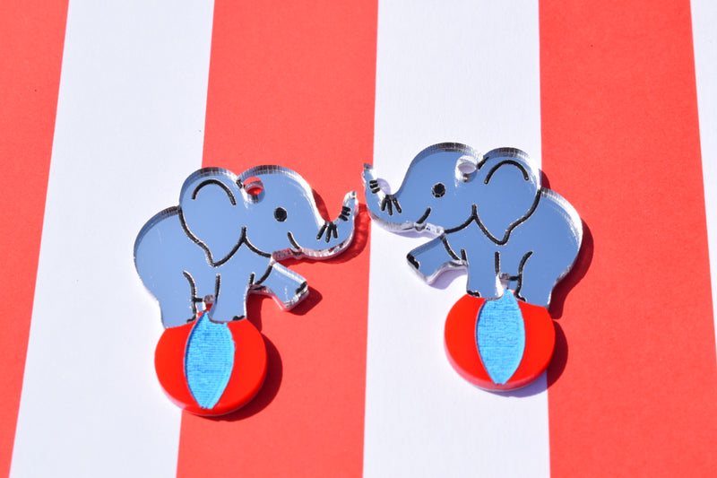 Elefante acróbata